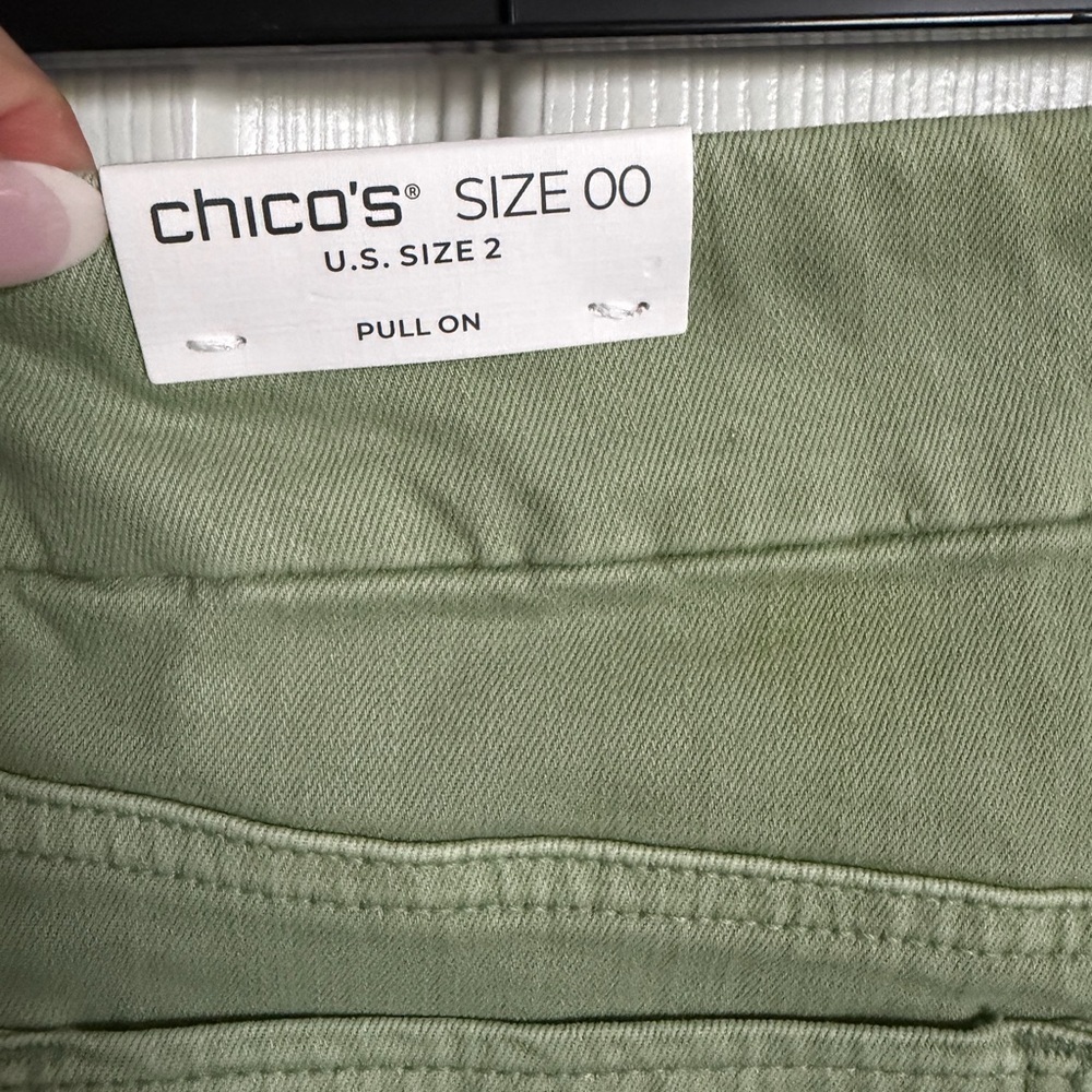 Chico's Women's Pull-On Dolphin-Hemmed Capri Jeans Mint 00 NWT $89 - Picture 9 of 9